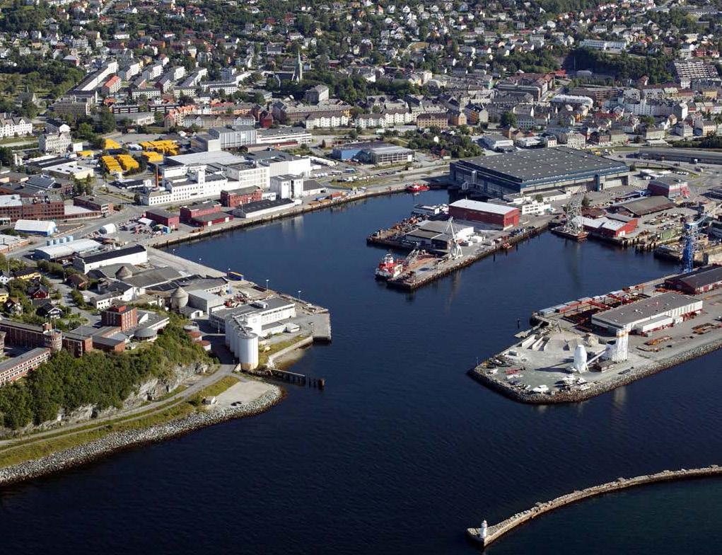 Distinctive waterfront architecture characterize Strandveikaia and the Nyhavna harbor area COURSES Studio AAR4605 Urban Design and Architecture (15 ECTS), www.ntnu.