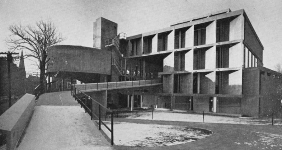On these rare occasions barely a few examples Le Corbusier seems to have found a way to make building with curved streets compatible by producing a cinematographic effect for someone on movement: