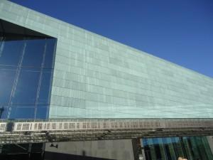 which is between 's ia Hall and KIASMA Museum (Steven Holl) The main hall seats 1700 people Besides that it hosts five smaller auditoriums In addition,