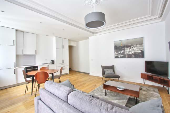 with elevator, charming apartment of 120m² alone on the floor.