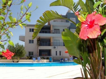 beach, the picturesque old market and the Paphos entertainment area. Two massive swimming pools, 2 kids swimming pools, kids play area, concierge, gates, 24 hour security and wifi.