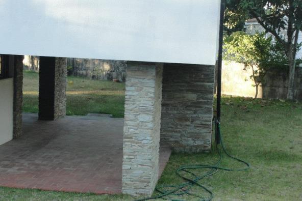 park or leisure area, these similar solutions are found in Oscar Niemeyer house or Cavalcanti house, the both in Rio de Janeiro. Figure 3: Cardoso Oliveira house, Júlio de Oliveira, 1957, Ofir.