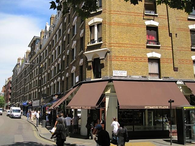 Commercial proper-es: Inves:ng to improve revenues Charing Cross Rd, WC2 shops Crea-ng a flagship investment