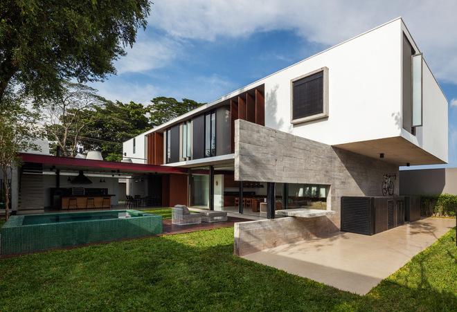 Project: Planalto house Designer: FCstudio Location: Pernambuco, Brazil FCstudio, the Sao Paulo practice founded by architect Flavio Castro, is another inheritor of the mantle, recognised in awards