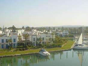 Magnificent apartment located in the middle of La Marina of Sotogrande, in a