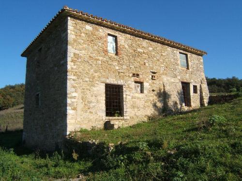 INTRODUCTION Region Umbrian-Tuscan border area Location Beautifully located portion of the crest of a hill overlooking the countryside close to Tuscan border with 3 buildings to restore materials are