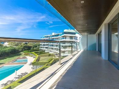 with pool and just 5 minutes away from Cascais city center.