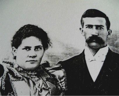 Johannes Basson (1843-1911) en sy vrou Catherina Johanna van der Merwe (1843-1921). ander soort boerdery en in daardie dae ver van die mark. Hy het swaar gekry en die plaas is later verkoop.