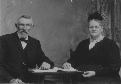 SKRYWER SE NOTA: Sy huwelike met Tinna was kinderloos.twintig jaar later (c1901) trou hy met 'n 22-jarige bruid. In 1906 toe die jongste van sy drie kinders 3 maande oud was, is hy oorlede.
