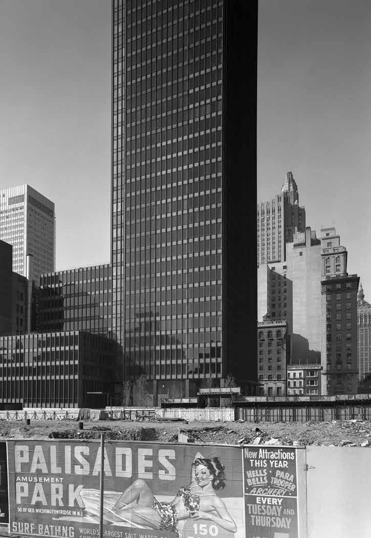 375 Park Avenue is widely recognized as one of the iconic structures of post-world War II International Style architecture, and is among the most significant works of Ludwig Mies van der Rohe and