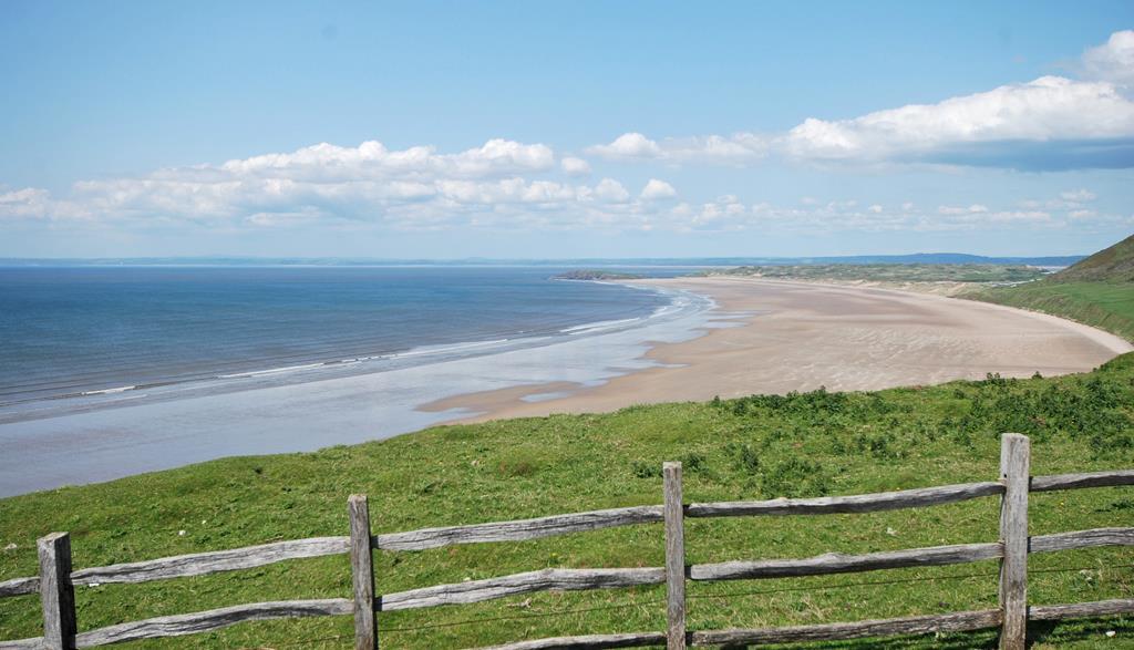 5 Bed Semi-Detached House 10 mins walk from Rhossili Bay & Worm s Head Surf, Sea, Sand, Scenery Walking & Watersports Towering Cliffs