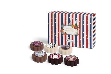 Berries & Cream, 1 pc of Vanilla, pcs of Mango Inclusion Twinkle Mixed (Standard Price :HK$438 Set) A set of six Ice Cream Mooncake of fixed