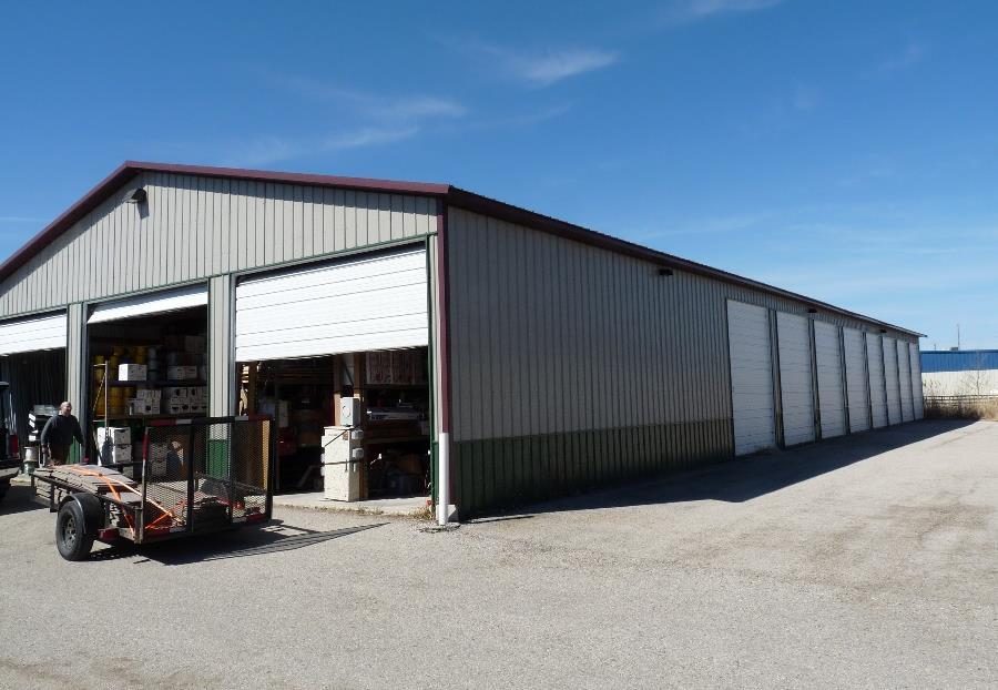 BUILDING SIZE & RENT ROLL Unit 42 Shown: End-Cap unit with bays doors, power & lights DETAILED FEATURES Units* Built Size Exterior Interior Door Heights Pass-Thru Units End-Cap Unit Paved Electrical