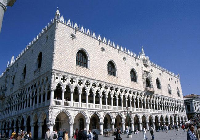 During the later Middle Ages and the Early Renaissance, two main styles were current in Venetian architecture: the Byzantine and the Gothic.