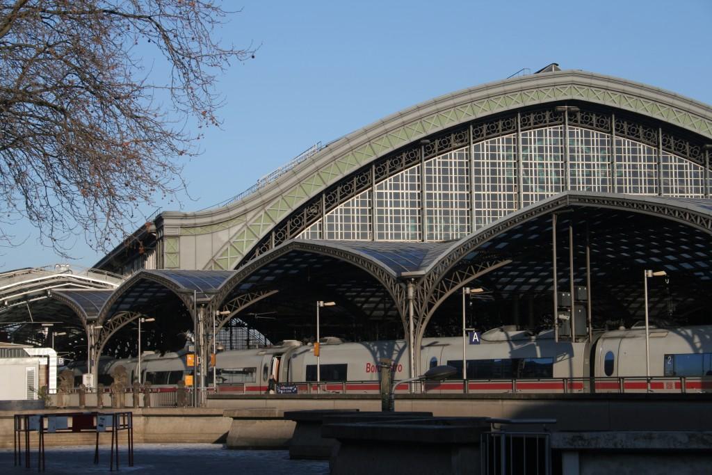 In 1957 the station was rebuilt after the centre of the city was wiped out s Schmitt and Schneider designed the new entry hall and the bowl shaped roof In 2000 the station was renovated and expanded