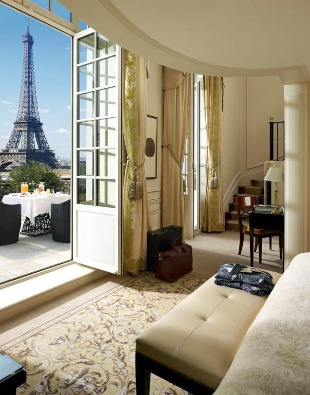 SHANGRI LA HOTEL PARIS 101 ROOMS AND SUITES Rooms and Suites Features 101 Rooms & Suites : 65 Rooms 33 Suites 3 Signature Suites 31 rooms and suites offering views of the Eiffel Tower All rooms and