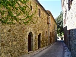 Area: Castiglioncello del Trinoro forms part of the Commune of Sarteano, situated high above the town and in a strategic position overlooking the UNESCO World Heritage site of the Val d Orcia and