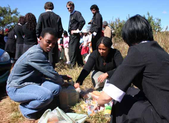 12-leerders van die Tswasongu Sekondêre Skool verlede maand op die Potchefstroomkampus getrakteer is as deel van die Neem n meisieleerder werk toeveldtog.