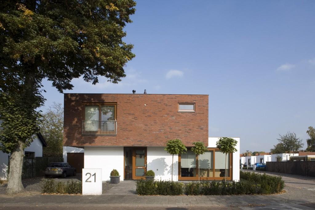building volumes and the used materials; traditional red bricks, painted white bricks and