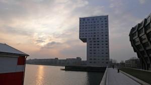 photo: Bjorn Utpott Silverline Hengelostraat 101 1324 Almere http://wwwstadshartalmeretk/ Built on the edge of the Weerwater lake, the artificial lake at the heart of this sprawling, polynuclear