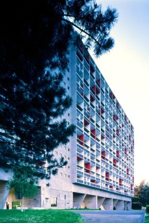 air to the residents of urban housing The Unité type was most notable for its creation of internal streets and accommodation of social and communal functions: kindergartens, medical facilities,