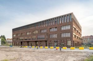 photo: Thea van den Heuvel photo: Thea van den Heuvel Energy-neutral Community School Houthavens Revaleiland -1013 Amsterdam The building - situated in Houthavens, a former dockland district in