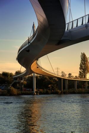 the city, with the Diemerpark at the mainland With its slender form, the bridge slots elegantly into its surroundingsthe bridge has a clear span of 170 m, providing the 10 cm clearance necessary for