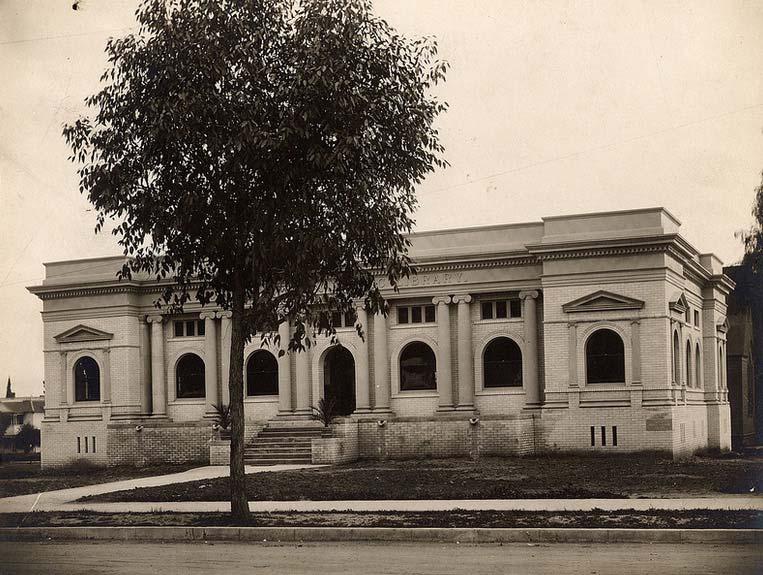 136 EARLY 20 TH CENTURY: INSTITUTIONAL The South Pasadena Library, which had been operating out of a room in the Graham-Mohr Opera House building, had grown to include about 3,000 volumes by the turn