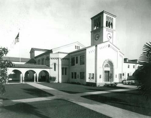 165 1920s: INSTITUTIONAL Figure 86. L: South Pasadena Middle School Auditorium, designed by Marsh, Smith & Powell, 1928. Photograph c. 1960; source: South Pasadena Public Library.