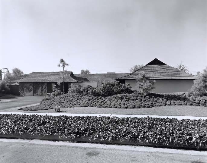 217 MID-20 TH CENTURY: RESIDENTIAL Figure 111. Offenhauser House, San Marino. Photographs by Julius Shulman, 1956; source: Getty Research Institute, Digital Collection.