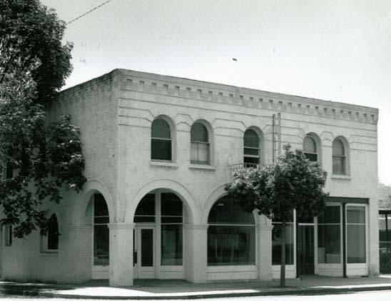 94 EARLY 20 TH CENTURY: OVERVIEW Figure 37. L: Bank building, originally constructed in 1904. Source: South Pasadena Public Library. R: Former bank building, now mixed-use commercial.