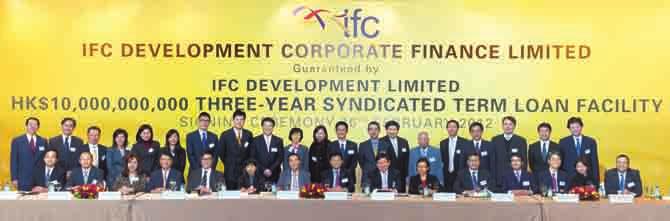 Review of Operations Corporate Finance Chairman and Managing Director Raymond Kwok (front, seventh right) and SHKP (Financial Services) Executive Director Amy Kwok (front, third left) with bank