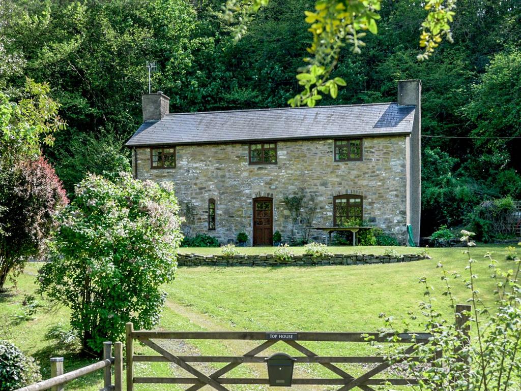 Top House, Cwm Cae, Pentre Nr. Church Stoke, Montgomery, Powys, SY15 6TB A charming four bedroom stone cottage situated in an accessible yet tucked away country position position 2.