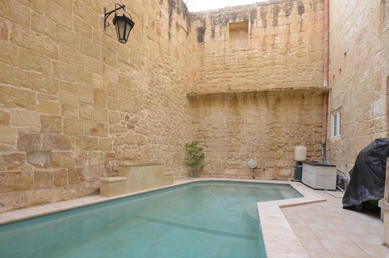 LOT 15 HOUSE OF CHARACTER 390,000 430,000 LOURDES MUSCAT 9909 1000 BALZAN Il-Pepprina, Alley 3, Triq Santa Maria A well presented, converted House of Character, ready to move into