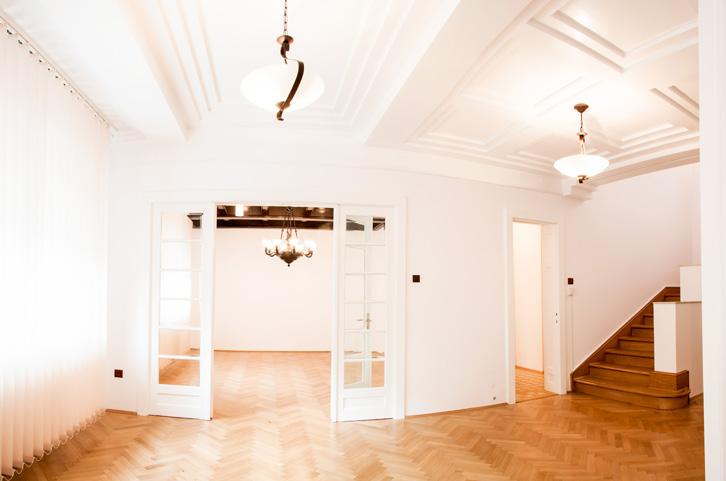 This property, recently renovated, is disposed on Bs + GF + 1F + At and has a net area of 328 sqm.