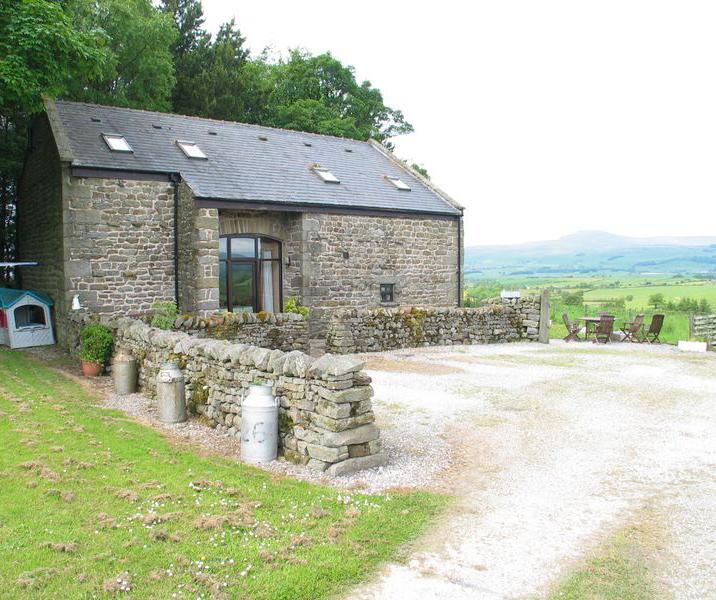 Converted from a traditional stone built out barn in 2001 Middle Birks offers cosy 3 bedroomed living accommodation incorporating 2 storey B1 workspace (ie for use for office, studio, high tech,