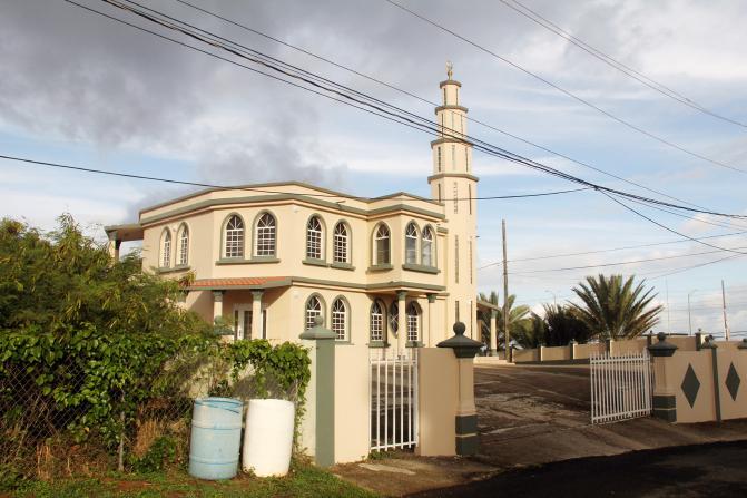 Mezquitas de Puerto Rico (Hatillo), 2014 Pile and kilim prayer rug 84 x 140 cm Alia Farid.