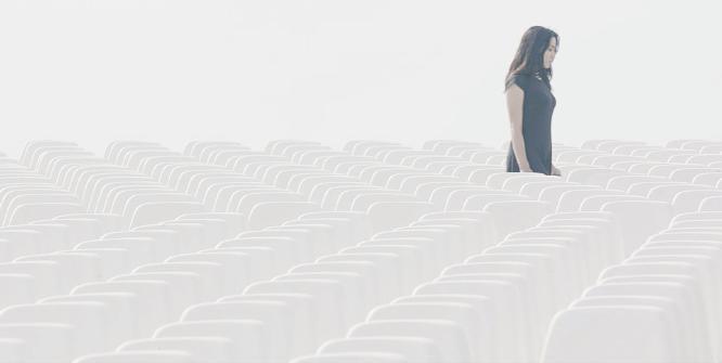 ef Quarta-Feira, 15DeJunho De 2016 C1 ilustrada Cena do filme de Alia Farid e, abaixo, vista da obra de Niemeyer DESERTO DESERTO NIEMEYER Parque em ruínas construído pelo arquiteto no Líbano é