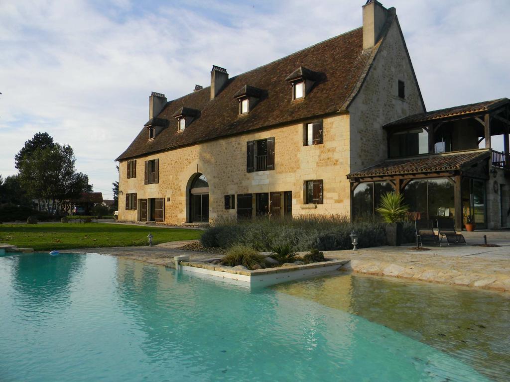 Ref: 337MONP, Aquitaine Character Property Near Bergerac, Dordogne Price: 995,000 This is a large and magnificent old stone house, a 14th century armoury built by the English and still known locally