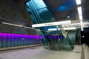 with considerable interferences into urban spaces Rather than backfilling the volume above the station, the architects used the space for ceiling design and construction The outcome is a