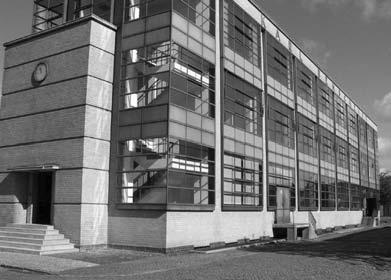 (Peter Bahrens) projektavimo biure 1907 m. Jau po trejų metų, 1910 m., atidarė savo projektavimo firmą. Pirmąjį savo pastatą suprojektavo 1911 m. bendradarbiaudamas su Adolfu Mayeriu (Adolf Mayer).