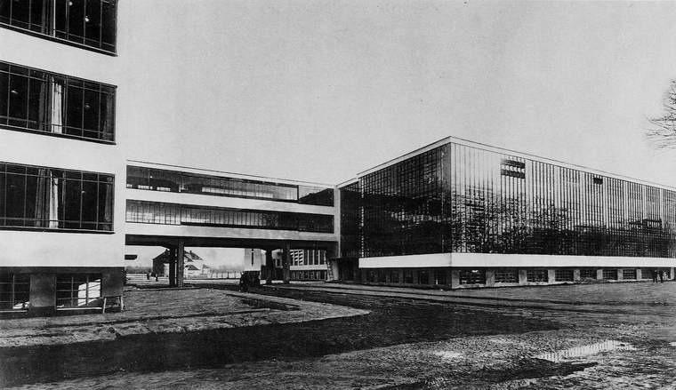 puoselėtas idėjas, projektuodamas naują Bauhauzo pastatą (5 pav.), sukurti visapusiškai modernų statinį. 5 pav. Bauhauzo mokyklos pastatas Desau mieste 1909 m.