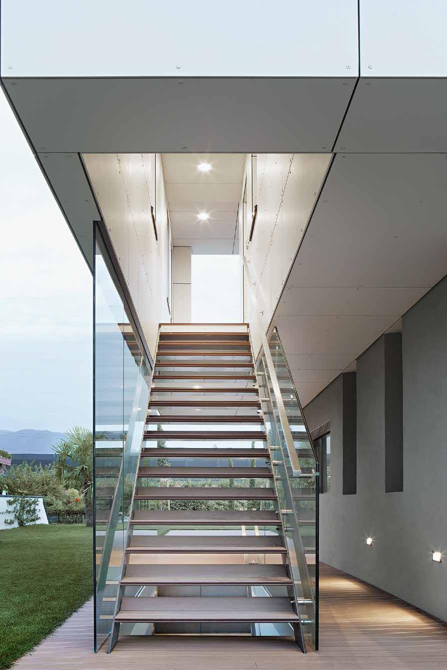 THE PLASTERED BASEMENT SERVES AS PEDESTAL FOR THE SMALLER UPPER FLOOR, WHICH IS COVERED BY CLADDING SHEETS.