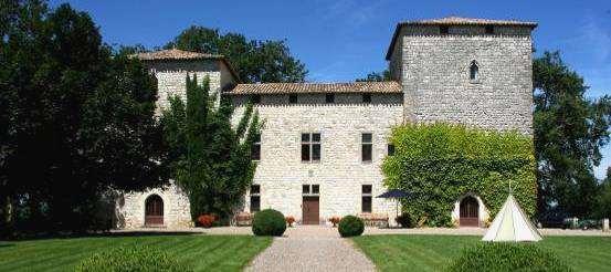 CHÂTEAU LES TOURS DE LENVEGE Saussignac, 5 bedrooms, sleeps 10 Built in the 13 th Century as a fortification, this magnificent château set in 30 acres of landscaped parkland and woods has been