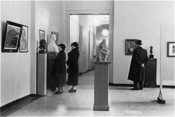 Architectures of Memory Post-1989 Berlin 126 Gilda Gross Figure 3.5. Visitors in the exhibition rooms at the first Jewish Museum on Orianenburger Strasse, 1936.