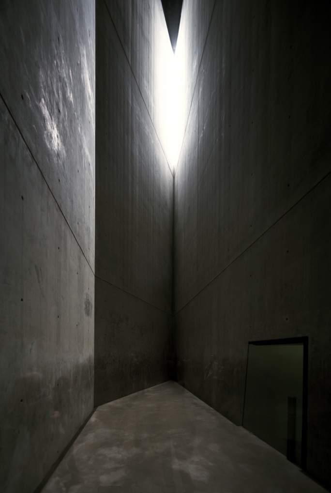 Architectures of Memory Post-1989 Berlin 137 Gilda Gross Figure 3.17. The Holocaust Tower void.