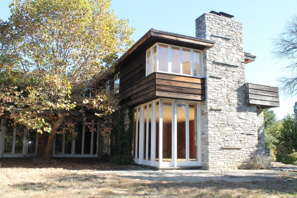 HISTORICAL AND ARCHITECTURAL EVALUATION OF TWO BUILDINGS ON THE PROPERTY AT 122 LAKEVIEW DRIVE WOODSIDE, SAN MATEO COUNTY, CALIFORNIA Prepared At the Request of: Harry Chung Cohesive Lake LLC 250
