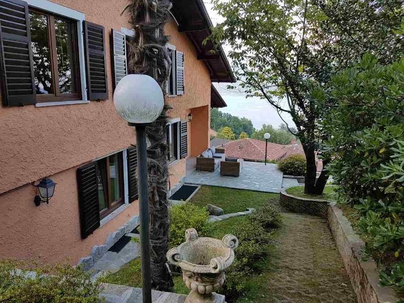 5km from the centre of Baveno Independent villa for sale in Baveno of approx.