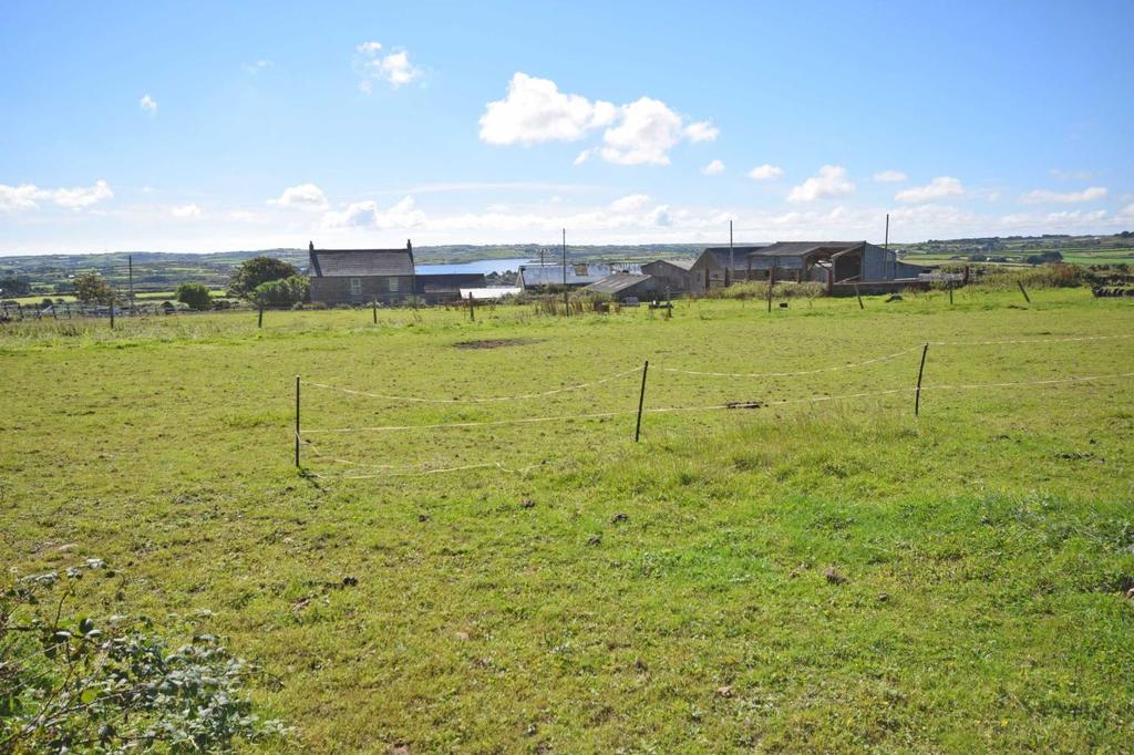 4 LOCATION Penhalurick Barton Farm is situated on the outskirts of the picturesque hamlet of Penhalvean which in turn is situated between the town of Redruth and the busy harbour and port of Falmouth.