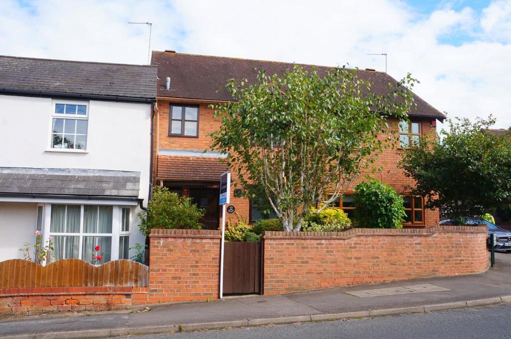 Warwick Road Chadwick End B93 0BL 270,000 Freehold Well maintained property. Two bedrooms.